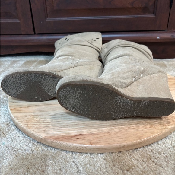 REPORT BEIGE SUEDE SLOUCHY DECORATIVE CUT OUT WEDGE BOOTS SIZE 7 - Picture 9 of 10